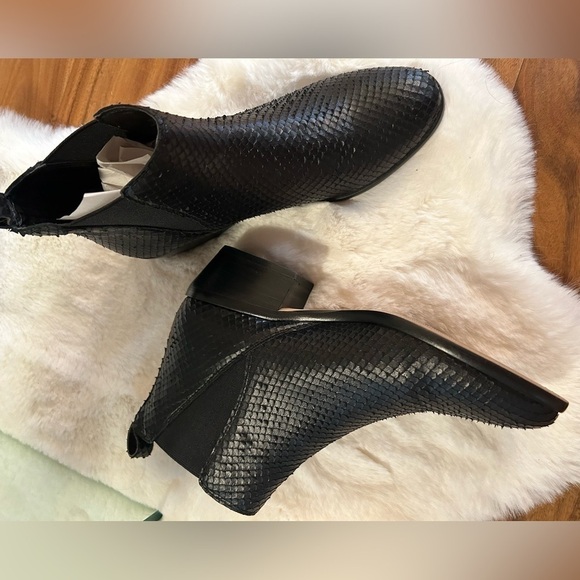 Vince Camuto women’s black rich snake Porta Chelsea boots in size 7. H - Picture 1 of 9